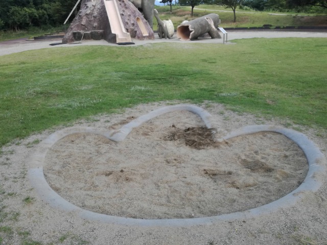 双葉水辺公園の砂場は恐竜の足跡の形