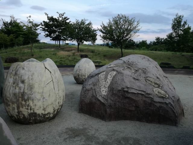 双葉水辺公園の卵や化石の遊具