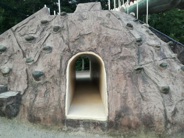 双葉水辺公園の遊具のトンネル