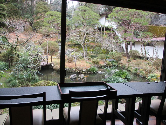 覚林坊 カウンターから見える日本庭園