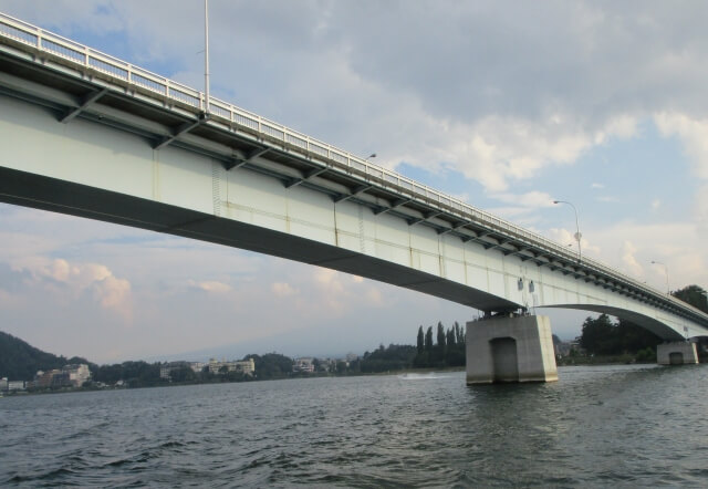 アンソレイユ号から見た河口湖大橋