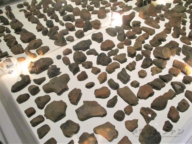 釈迦堂遺跡博物館2階の常設展示　土器
