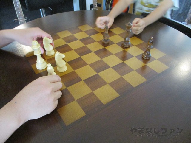 ピート＆モモ　チェステーブル