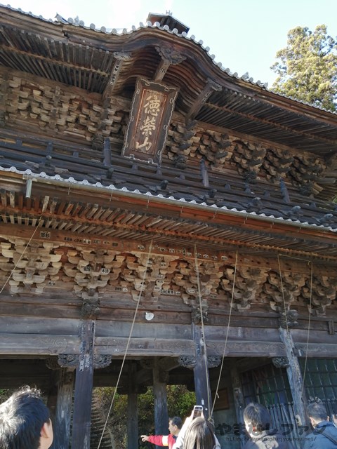⼩室⼭妙法寺の山門