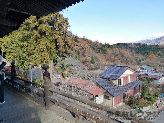 ⼩室⼭妙法寺の山門からの景色